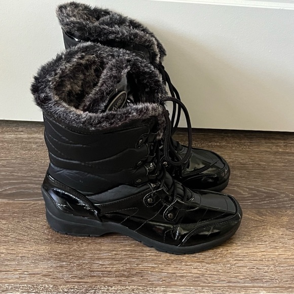 Womens Khombu ANGEL Winter Snow Boots Blk
Quilted Faux Fur Patent Waterproof - Picture 2 of 9